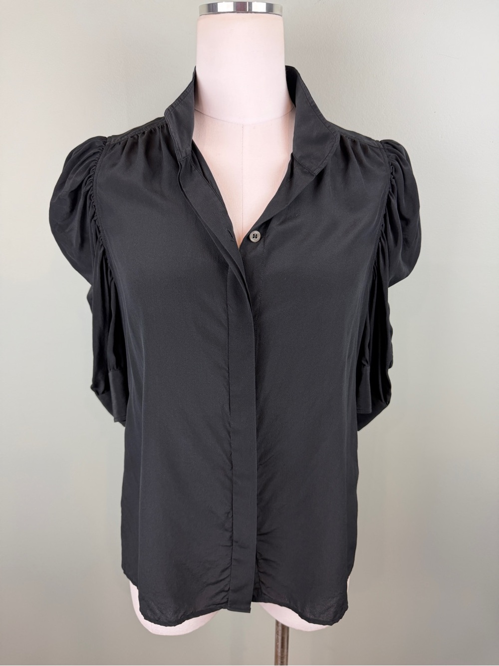 Frame Silk Gillian Black Puff Sleeve Button-front Blouse Classic fits like Med.
